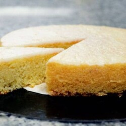 Gâteau nantais moelleux, tranché, avec une texture légère et dorée, illustrant l'histoire culinaire de cette spécialité bretonne.