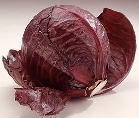 Boulette de radicchio rouge croquante et colorée, idéale pour des recettes saines et savoureuses, avec une texture ferme et un goût unique.