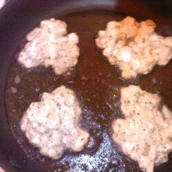 Friture de boulettes de viande croustillantes en cours de cuisson dans une poêle, avec huile chaude et saveurs savoureuses, idéale pour recettes maison, apéro ou dîner familial.