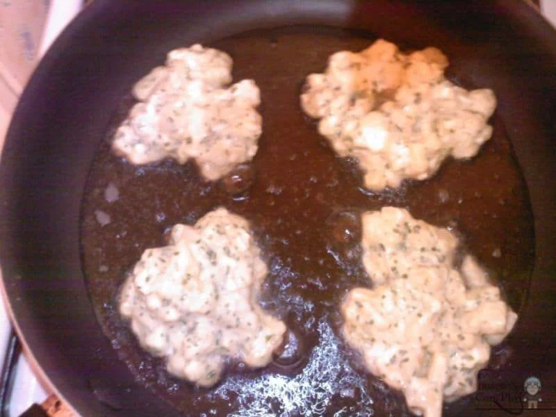 Friture de boulettes de viande croustillantes en cours de cuisson dans une poêle, avec huile chaude et saveurs savoureuses, idéale pour recettes maison, apéro ou dîner familial.