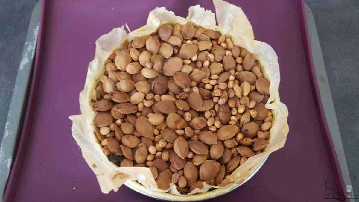 Tarte à blanc avec pâte précuite et garniture de haricots secs pour éviter que le rebord ne tombe lors de la cuisson.