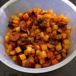 Salade de légumes et chorizo maison, recette facile et savoureuse, ingrédients frais, parfait pour un repas léger ou une entrée gourmande.