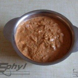 Sauce crémeuse aux épices dans un bol en acier inoxydable, parfaite pour accompagner vos plats, recette maison, cuisine française traditionnelle.