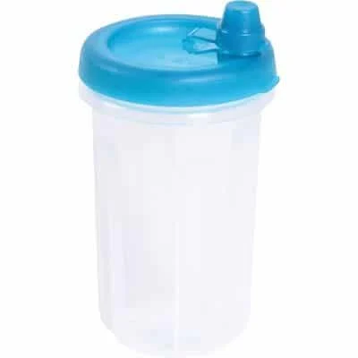 Filtre à eau portable avec couvercle bleu, pratique pour la maison ou le camping, assurant une eau propre et fraîche.