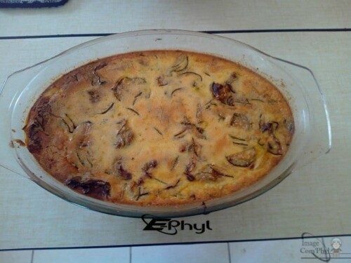 Omelette aux champignons cuite au four, recette simple et savoureuse, présentation dans un plat en verre, idéale pour un repas convivial, photographiée par Com'Phyl.