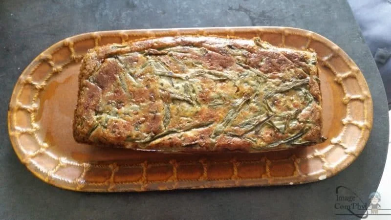Soufflé de haricots verts et œufs sur plat en céramique, recette végétarienne savoureuse, présentation rustique, plaine de saveur, parfait pour un repas léger ou en entrée.