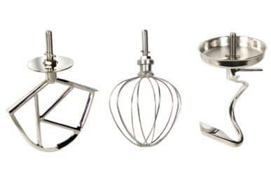 Pièces de ustensiles de cuisine en métal pour la pâtisserie et la cuisine, illustrant la créativité culinaire et l'utilisation d'accessoires professionnels.