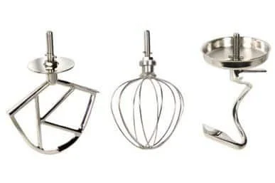 Pièces de ustensiles de cuisine en métal pour la pâtisserie et la cuisine, illustrant la créativité culinaire et l'utilisation d'accessoires professionnels.