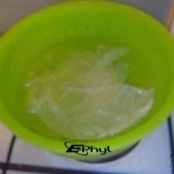 Limonade fraîche maison dans un bol vert, idéale pour une recette rafraîchissante en été. Parfaite pour des photos culinaires ou des recettes maison, mettant en valeur des boissons naturelles et artisanales.