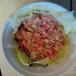 Bulgogi crudo sur lit de laitue dans un bol blanc, plat traditionnel coréen, ingrédients frais, recettes faciles, cuisine coréenne authentique, cuisson de viande marinée, recette maison, nourriture savoureuse, infophyl com'phyl.