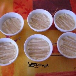 Flan maison au caramel dans des ramequins blancs, dessert sucré traditionnel, recette facile à préparer, présentation appétissante, meilleure façon de déguster un dessert français authentique.