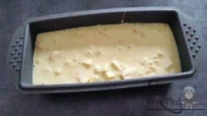 Soufflé au fromage dans un plat en céramique, préparation culinaire appétissante.