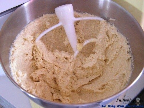 Pâte à gâteau dans un batteur électrique, préparation culinaire, cuisine maison, dessert fait maison, recettes gourmandes.