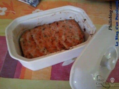 Pain de viande fait maison dans une boîte en plastique, préparé avec des ingrédients frais, prêt à être servi, recette familiale, présentation appétissante pour un plat convivial et savoureux.