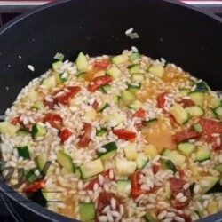 Riz aux légumes courgettes tomates cuisson sautée légumes frais Com'Phyl - Photos et Recettes, mise en scène de riz aux légumes sautés, idéal pour une recette saine et savoureuse, parfaitement illustrée pour inspirer vos repas faits maison.