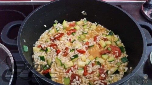 Riz aux légumes courgettes tomates cuisson sautée légumes frais Com'Phyl - Photos et Recettes, mise en scène de riz aux légumes sautés, idéal pour une recette saine et savoureuse, parfaitement illustrée pour inspirer vos repas faits maison.