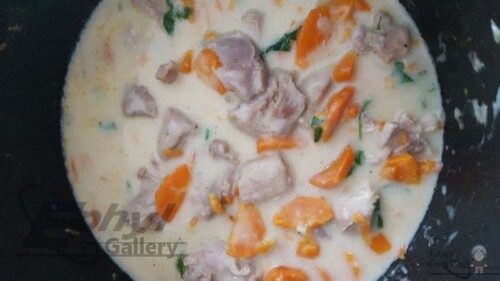 Poulet au curry avec légumes dans une sauce crémeuse, recette facile et savoureuse. Parfait pour un repas convivial, découvrez nos astuces pour une cuisson parfaite.