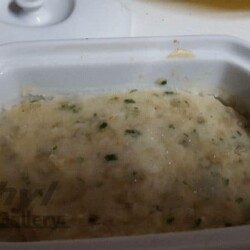 Soupe chaude aux herbes dans un plat en céramique, présentation de recettes culinaires maison, idéal pour photos et inspirations de cuisine.