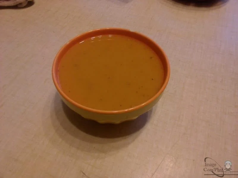 Soupe de légumes maison dans un bol en céramique, parfaite pour une recette saine et savoureuse.