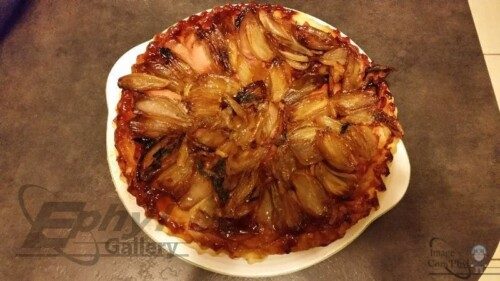 Ratatouille aux oignons caramélisés, garnie d'oignons dorés et caramélisés, parfait pour recette de cuisine maison ou repas convivial.