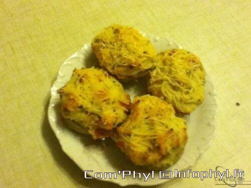 Napoléon de pommes de terre farcies au fromage et aux herbes, présentation gourmande pour apéritif ou tapas, recettes faciles et savoureuses.
