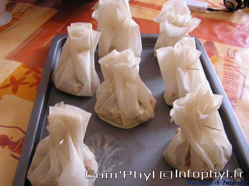 Choux prêts à cuire, garnis d'ingrédients, disposés sur une plaque de cuisson pour réaliser des éclairs ou profiteroles maison.