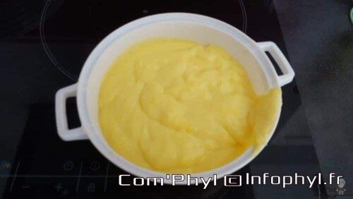 Gros plan sur une crème pâtissière fraîche dans un bol blanc, prête à être utilisée pour la pâtisserie.