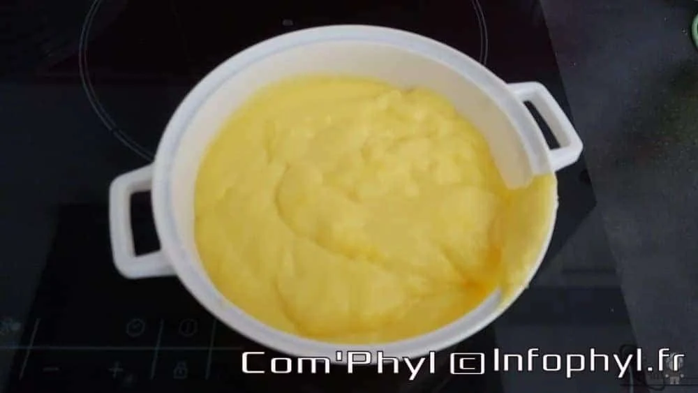 Gros plan sur une crème pâtissière fraîche dans un bol blanc, prête à être utilisée pour la pâtisserie.