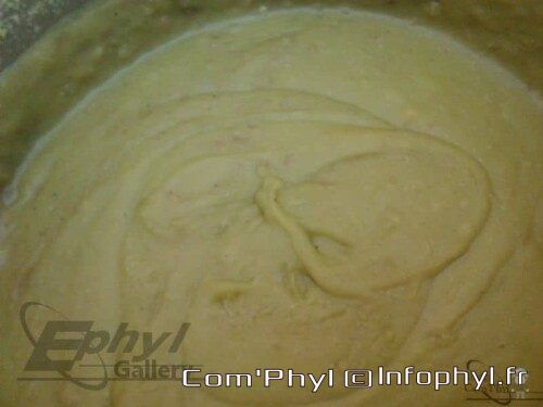 Pâte à gâteau onctueuse mélangée dans un bol, idéale pour pâtisserie maison, textures lisses et épaisses, parfaite pour recettes créatives en cuisine.