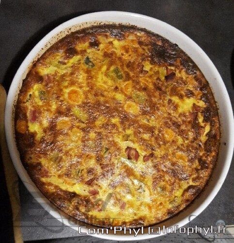 Soufflé au jambon et fromage, recette facile et délicieuse, parfaite pour un dîner convivial et réconfortant, à réaliser avec des ingrédients frais et savoureux.