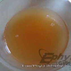 Soupe claire dorée dans un bol transparent, prête à être dégustée.