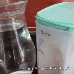 Pichet d'eau avec boîte de sucre pour préparation de sirop léger, idéal pour recettes maison.