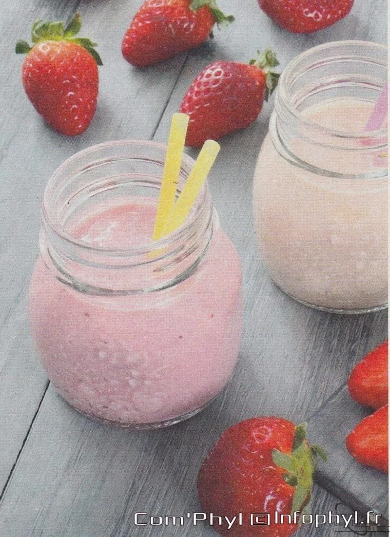 Smoothie à la banane, fraise et menthe dans un bocal en verre, idéal pour une boisson rafraîchissante et saine. Parfait pour un petit déjeuner ou une collation estivale.