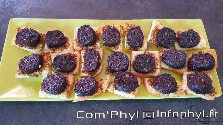 Mini toasts garnis de boudin noir, parfaits pour une dégustation gourmande.