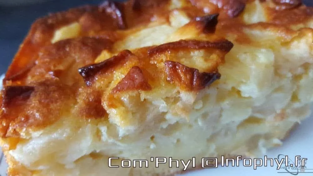 Partagez une tranche de gâteau moelleux aux pommes et à l'ananas, doré à la perfection, idéal pour un dessert ou un goûter savoureux.