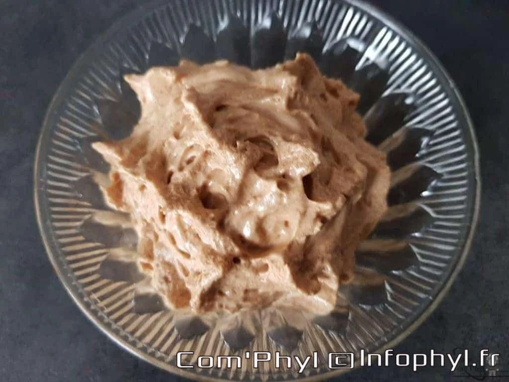 Mousse au chocolat onctueuse préparée avec un siphon, idéale pour une dégustation gourmande et légère. Parfaite pour accompagner un dessert ou pour une pause sucrée raffinée.